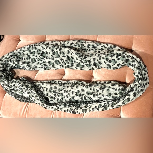 INFINITY SCARF animal print gray/black size 33 x 36 NWOT - Picture 2 of 7